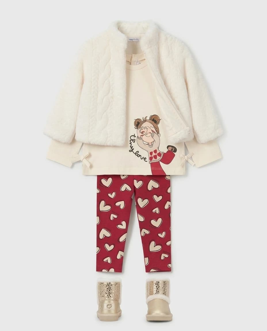 Ένα look γεμάτο τρυφερότητα, σε ζεστές αποχρώσεις του εκρού και του μπορντό. Το αφράτο γουνάκι, η παιχνιδιάρικη μπλούζα και το κολάν με τις καρδιές δημιουργούν τον πιο γλυκό συνδυασμό για τις μικρές fashionistas! Για cozy εμφανίσεις, χαμόγελα και αμέτρητες όμορφες στιγμές όλη τη σεζόν. 🤍